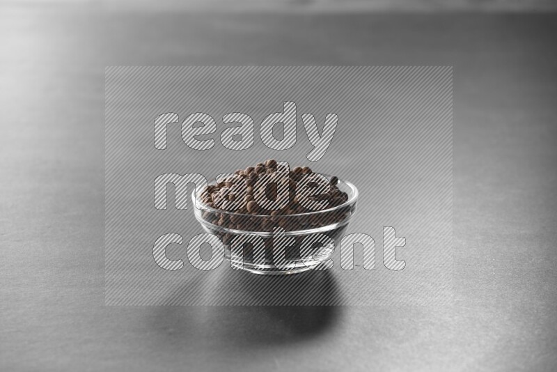 بهار الحلو في وعاء زجاجي علي خلفية سوداء