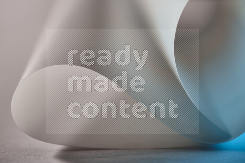 فن تجريدي يعرض منحنيات وتدرجات اللون الأزرق والرمادي مكونه بضوء ملون