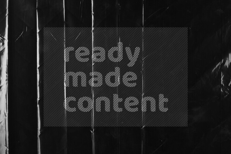 تظهر الصورة سطح من البلاستيك علي خلفية داكنة