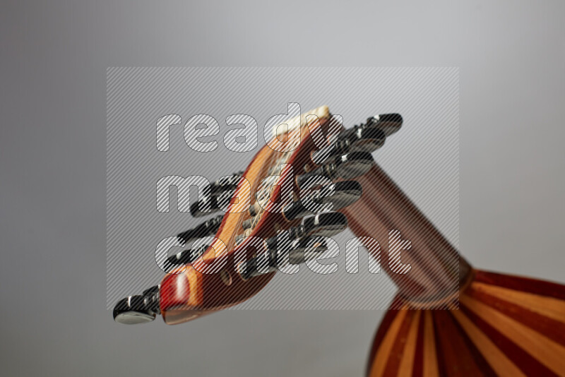 اجزاء من عود خشبي بني على خلفية رمادية