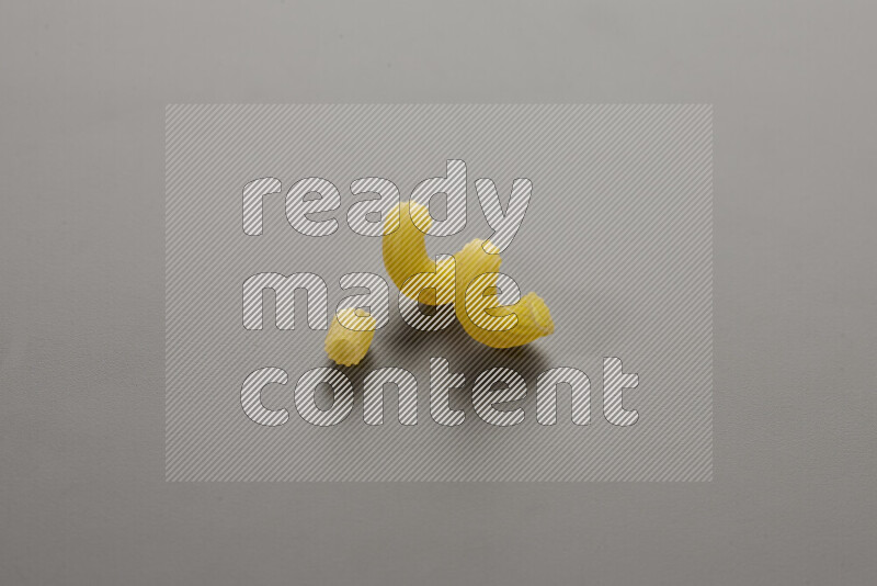 معكرونة مرمرية مع أنواع أخري من المعكرونة علي خلفية رمادية