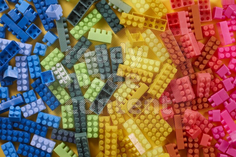 مكعبات بناء بلاستيكية متعددة الألوان على خلفيات مختلفة (ألعاب أطفال)