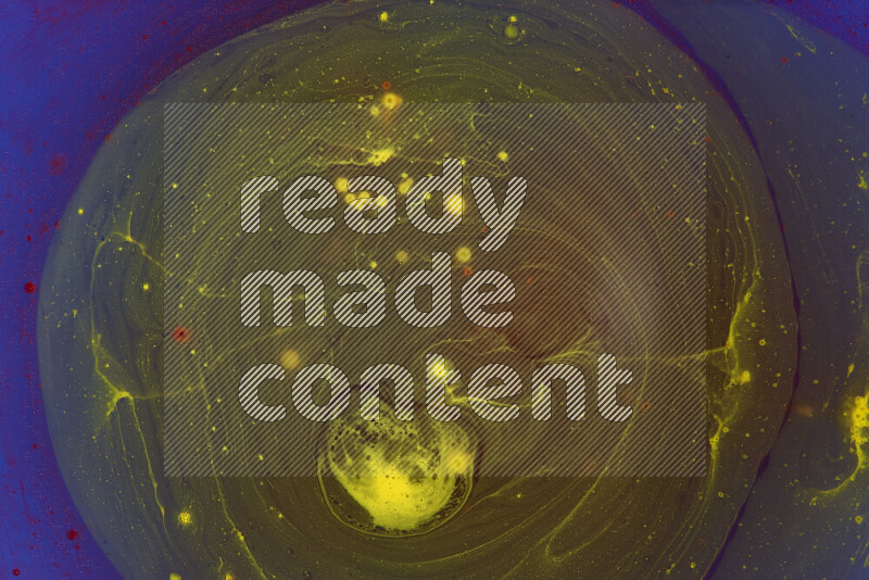 تلتقط الصورة تناثرا للطلاء الأصفر والأحمر علي خلفية زرقاء