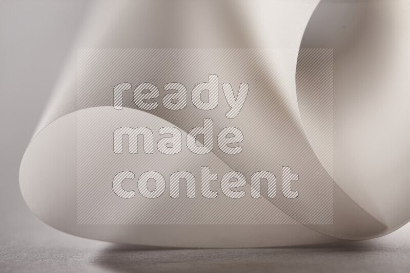 فن تجريدي يعرض منحنيات وتدرجات اللون الرمادي مكونه بضوء ملون