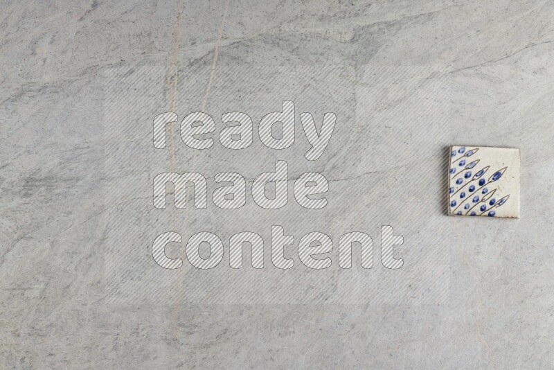 قواعد أكواب فخارية مزخرفة على خلفية من الرخام الرمادي