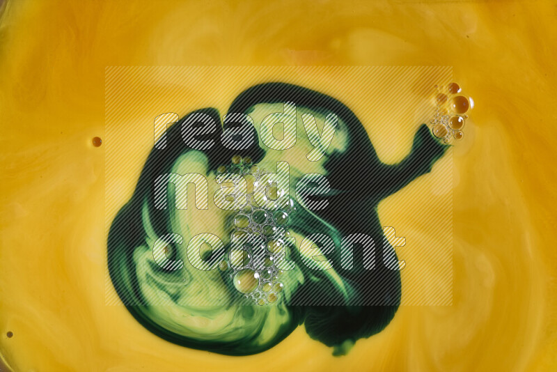 لقطة مقربة لأنماط دوامية باللون البرتقالي والأخضر