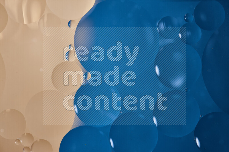 لقطات مقربة لفقاعات من الزيت على سطح الماء باللون الأزرق والبني