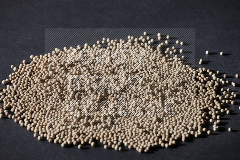 حبات الفلفل الأبيض علي أرضية سوداء