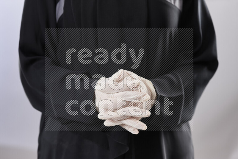 طبيبة ترتدي عباءة وملابس طبية في أوضاع متعددة