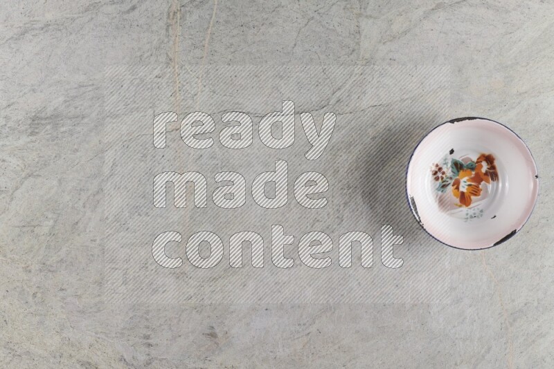 صحن معدني عتيق على خلفية من الرخام الرمادي