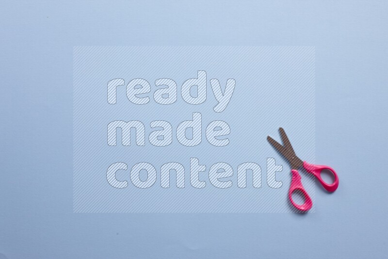 أدوات مدرسة مختلفة علي خلفية زرقاء