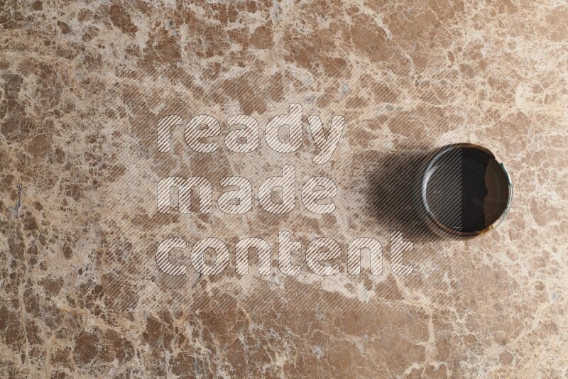 وعاء فخاري متعدد الألوان على خلفية من الرخام البيج