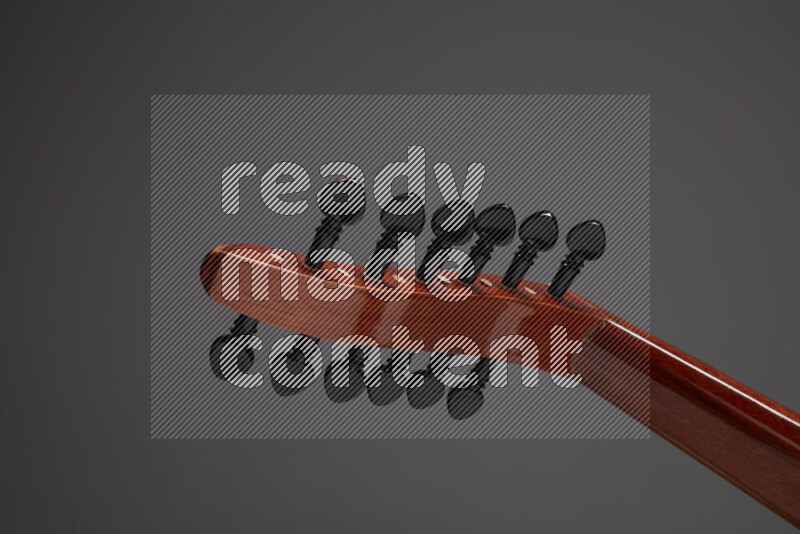 اجزاء من عود خشبي بني على خلفية رمادية