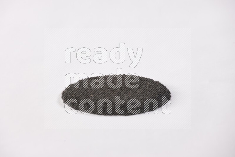 بذور حبة البركة علي شكل دائرة علي خلفية بيضاء