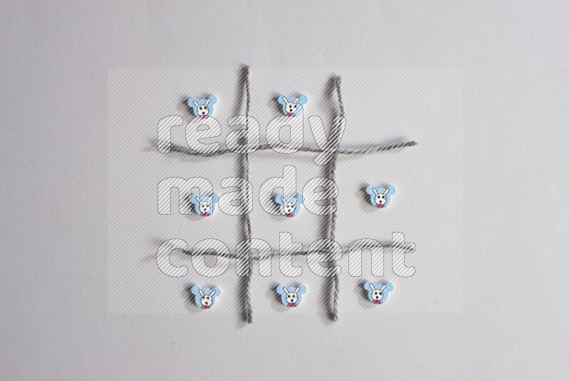 أزرار متعددة اﻷلوان موضوعة علي خلفية رمادية