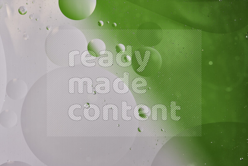 لقطات مقربة لفقاعات من الزيت على سطح الماء باللون الأبيض والأخضر