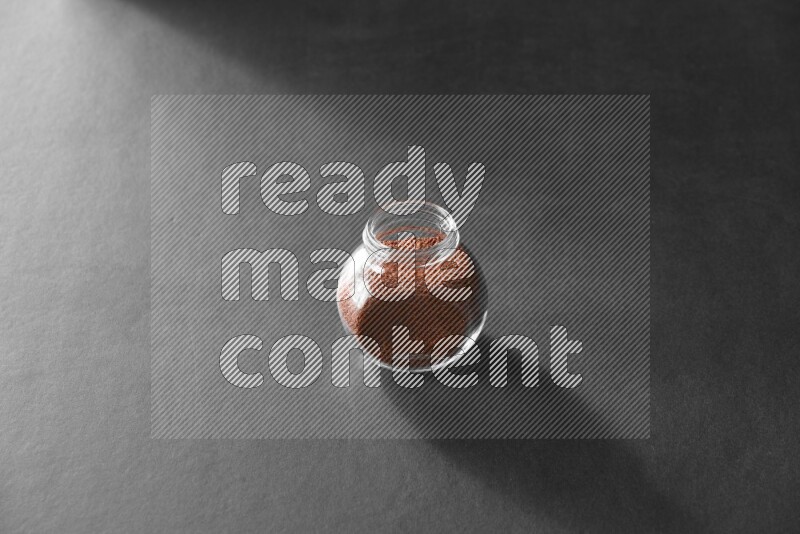 حب الرشاد في وعاء زجاجي علي خلفية سوداء