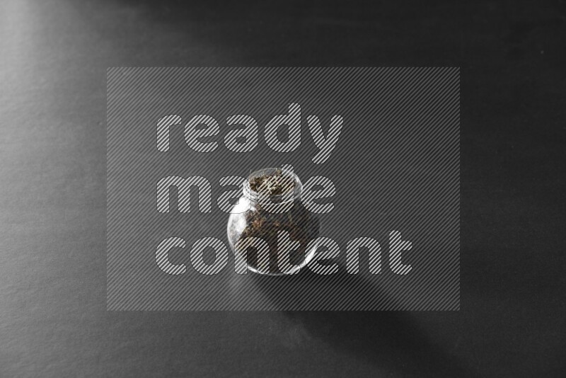 ريحان في وعاء زجاجي علي خلفية سوداء