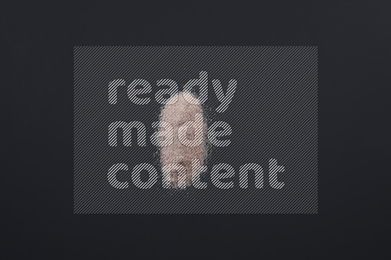 حفن من ملح الطعام، وملح البحر الخشن، وملح الهيمالايا الناعم، وملح الهيمالايا الخشن على خلفية سوداء