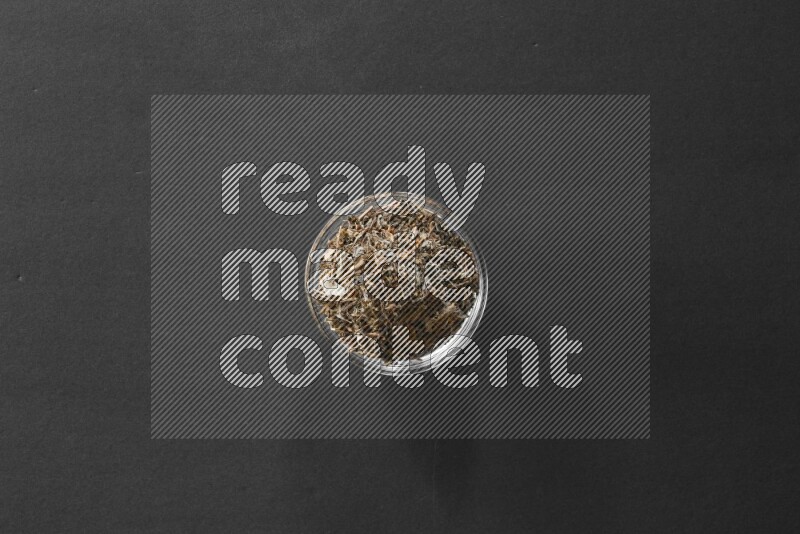 ريحان في وعاء زجاجي علي خلفية سوداء