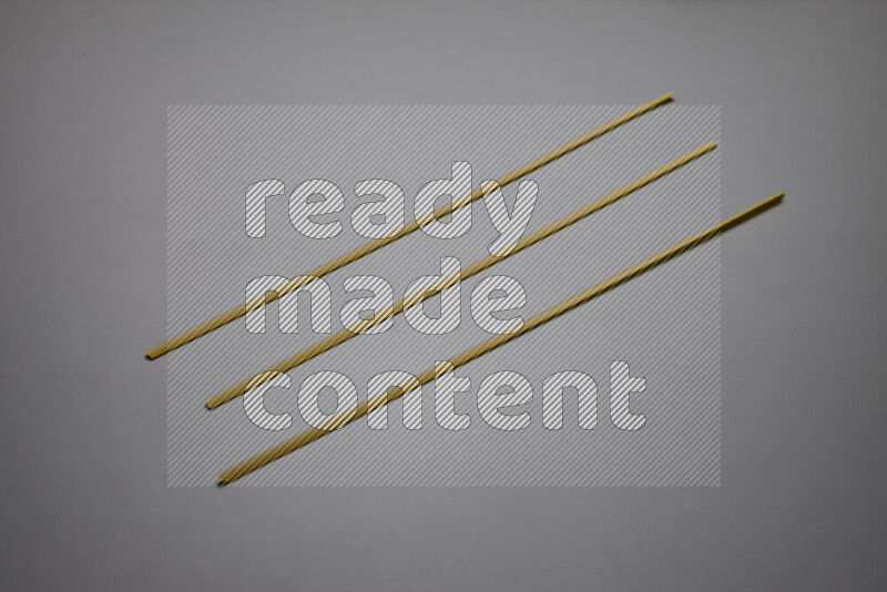 معكرونة شرايط علي خلفية رمادية