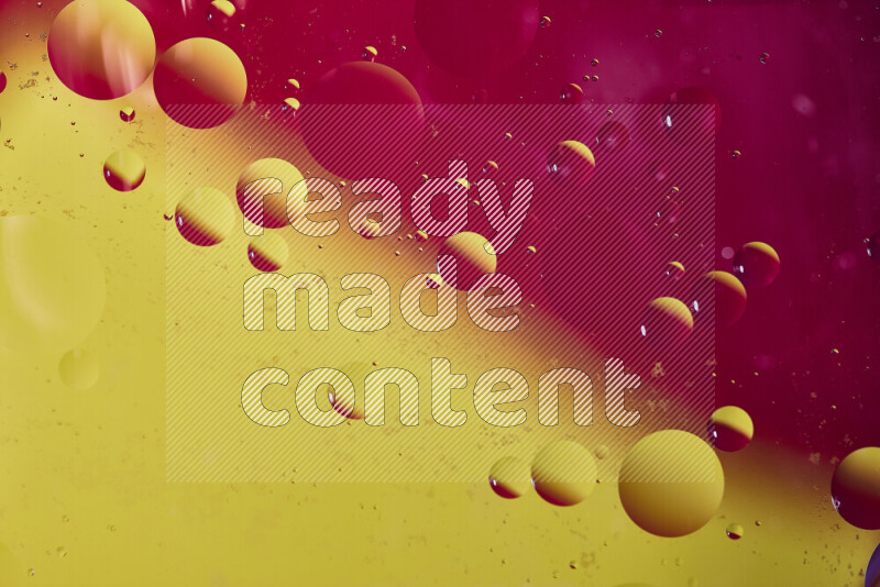 لقطات مقربة لفقاعات من الزيت على سطح الماء باللون الأحمر والأصفر