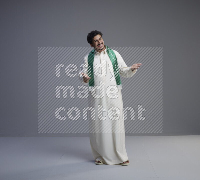 رجل سعودي يرتدي ثوب ابيض و شال يتفاعل مع الكاميرا