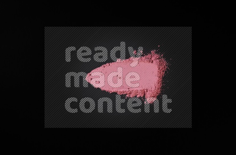 أشكال من المسحوق الأحمر علي خلفية سوداء