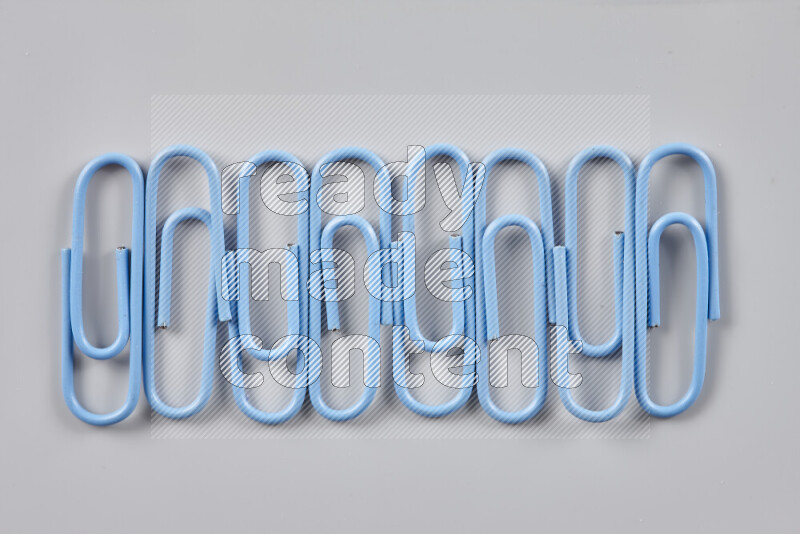 مشابك ورق زرقاء على خلفية رمادية