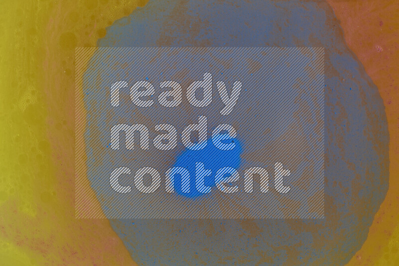 تلتقط الصورة تناثرا للطلاء الأزرق علي خلفية برتقالية