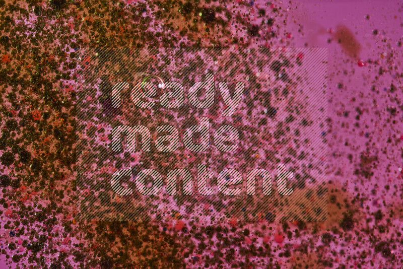 لقطات مقربة لقطرات ألوان مائية خضراء وحمراء على سطح الزيت على خلفية وردية