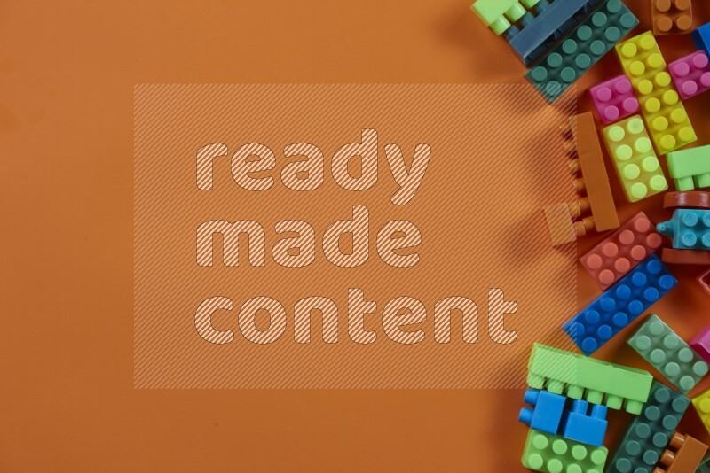 مكعبات بناء بلاستيكية متعددة الألوان على خلفيات مختلفة (ألعاب أطفال)