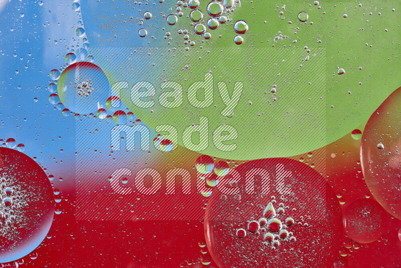 لقطات مقربة لفقاعات من الزيت على سطح الماء باللون الأحمر والأخضر والأزرق