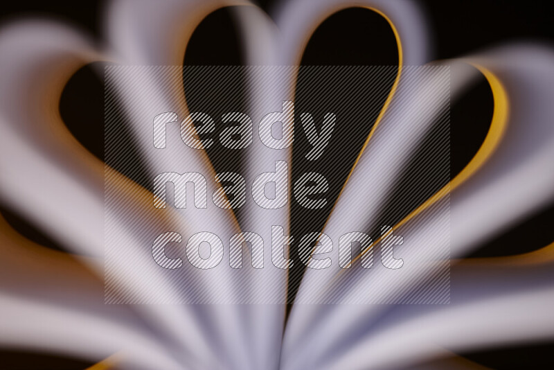 فن تجريدي يعرض منحنيات وتدرجات اللون الأبيض والأصفر مكونه بضوء ملون