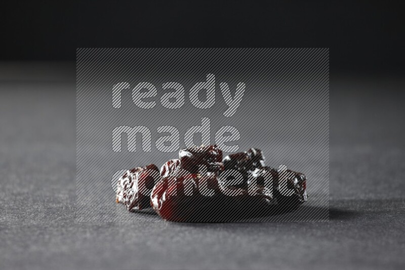 حبات من البرقوق المجفف علي خلفية سوداء