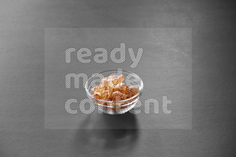 صمغ عربي في وعاء زجاجي علي خلفية سوداء