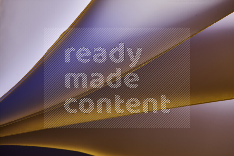 فن تجريدي يعرض منحنيات مع تدرجات الألوان الدافئة والباردة مكونه بضوء ملون