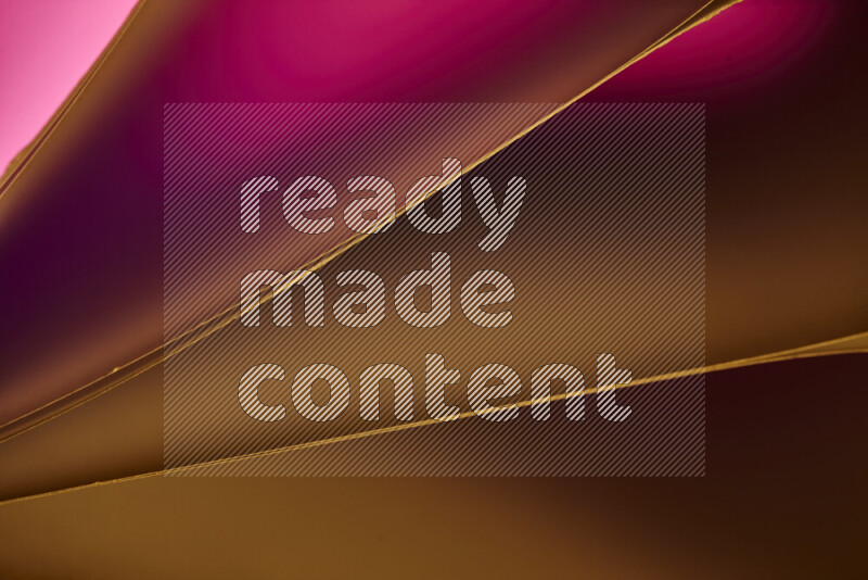 فن تجريدي يعرض منحنيات مع تدرجات الألوان الدافئة والباردة مكونه بضوء ملون