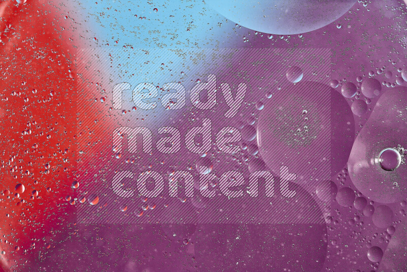 لقطات مقربة لفقاعات من الزيت على سطح الماء باللون الأزرق والأحمر والأرجواني