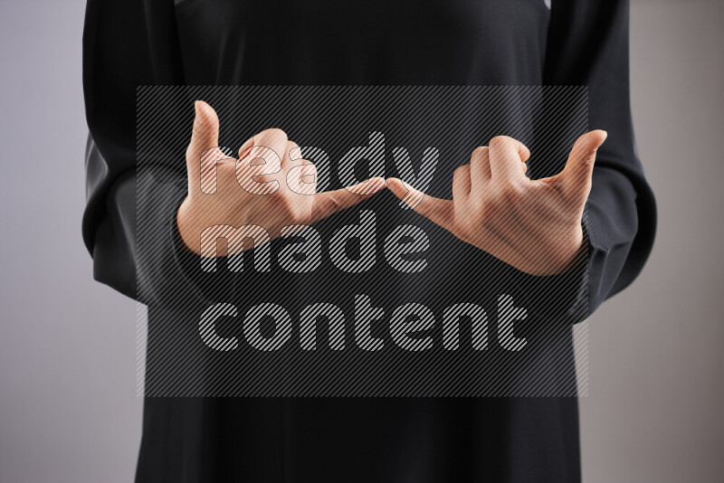 امرأة تشير بيديها بلغة الإشارات المختلفة