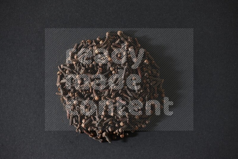 حبوب القرنفل في شكل دائري علي خلفية سوداء