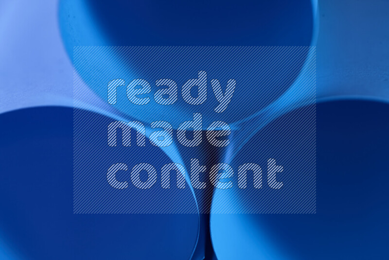 الصورة تعرض فن ورقي تجريدي بأشكال دائرية بدرجات متنوعة من اللون الأزرق