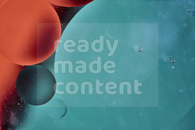 لقطات مقربة لفقاعات من الزيت على سطح الماء باللون الأخضر والبرتقالي