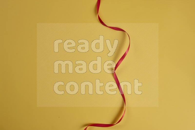 مجموعة من أدوات الخياطة والتفصيل حمراء اللون على خلفية صفراء