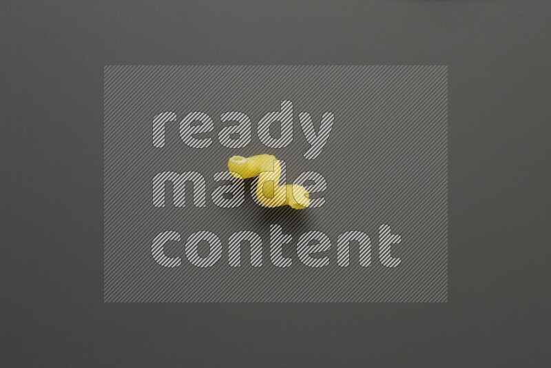 معكرونة تويست علي خلفية رمادية