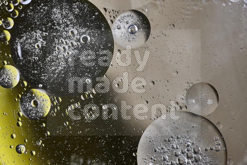 لقطات مقربة لفقاعات من الزيت على سطح الماء باللون البني والأسود والأصفر