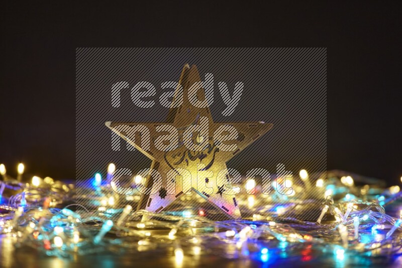 فانوس رمضان تقليدي محاط بأضواء الزينة المتوهجة