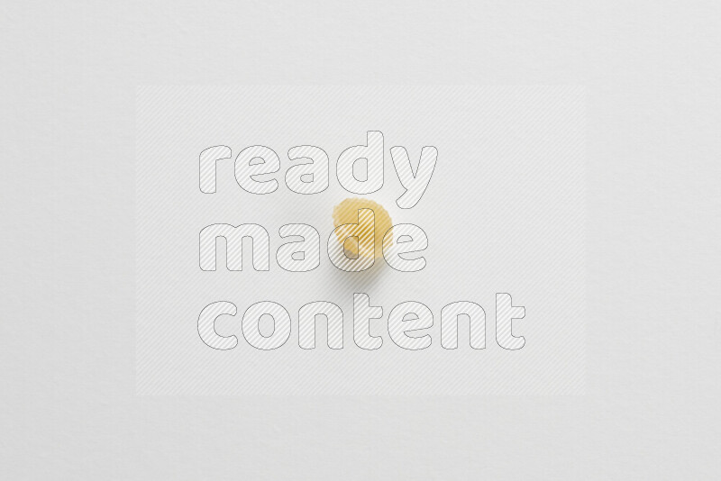 معكرونة ودعة علي خلفية بيضاء