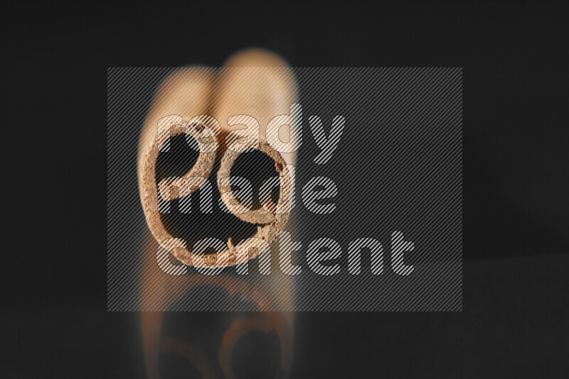 أعواد القرفة على خلفية سوداء