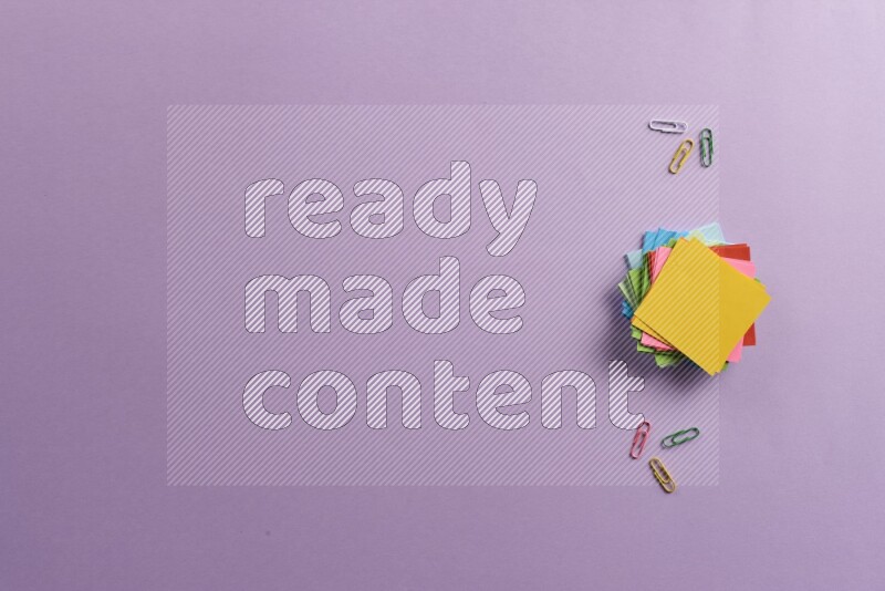 ورق ملاحظات متعدد الألوان مع مستلزمات مدرسية على خلفية أرجوانية